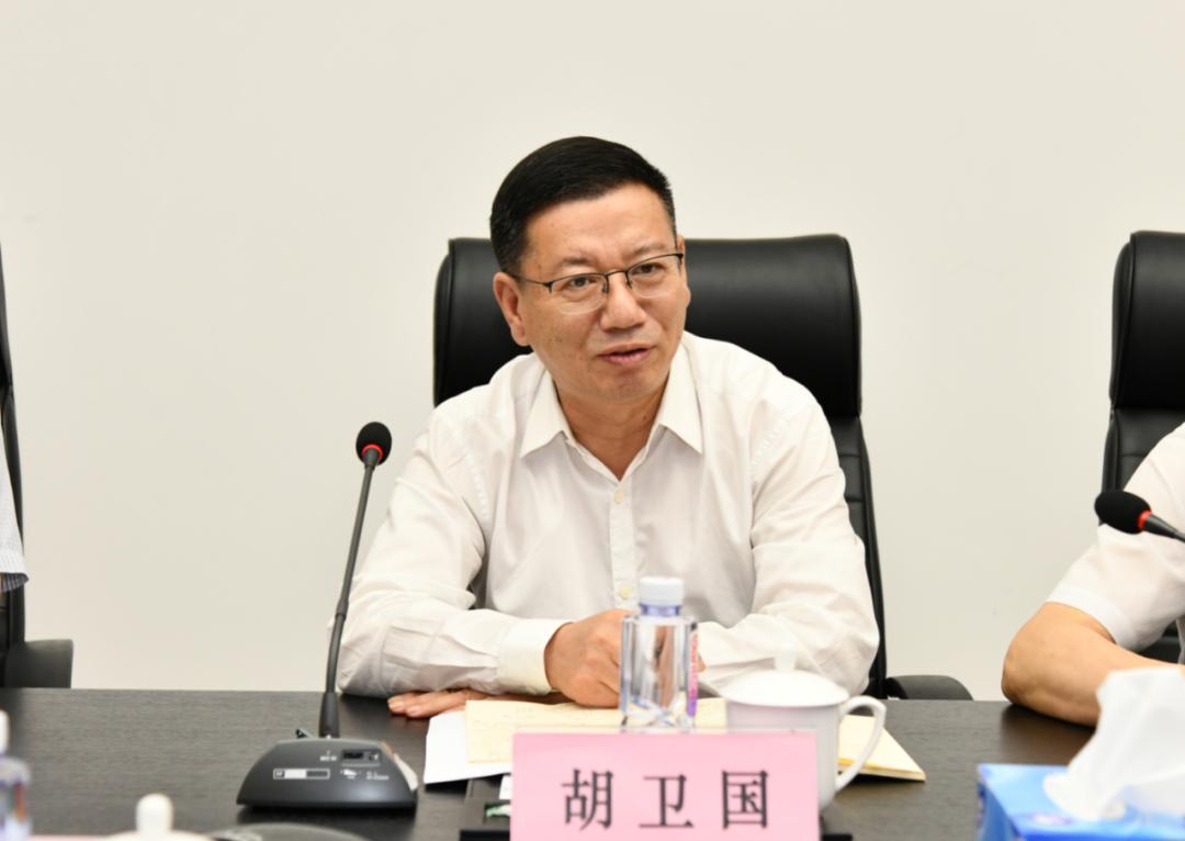 在座谈会上,胡卫国详细听取了凤凰集团对上半年度经济工作运营情况及