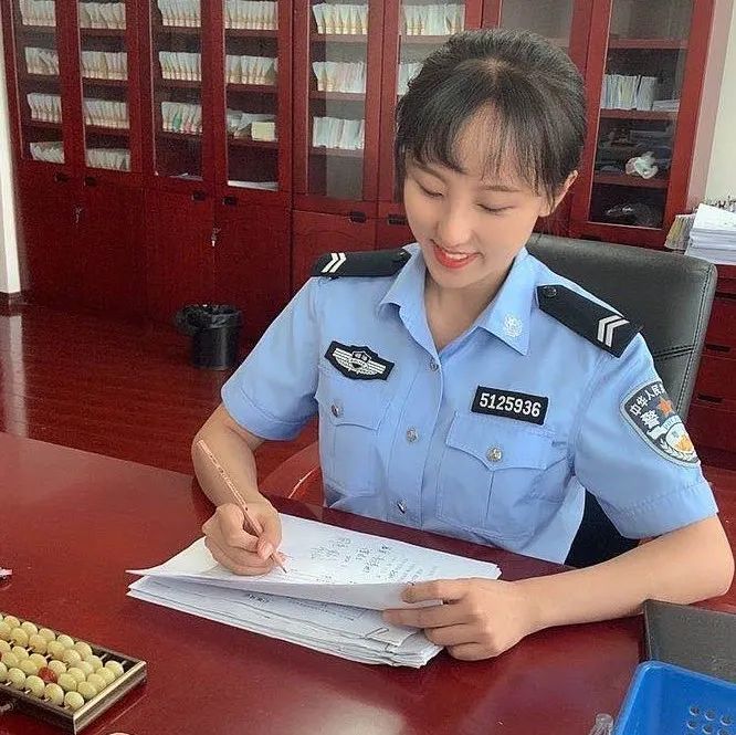 警察小哥哥小姐姐拍了拍你,并递上一份专业指南