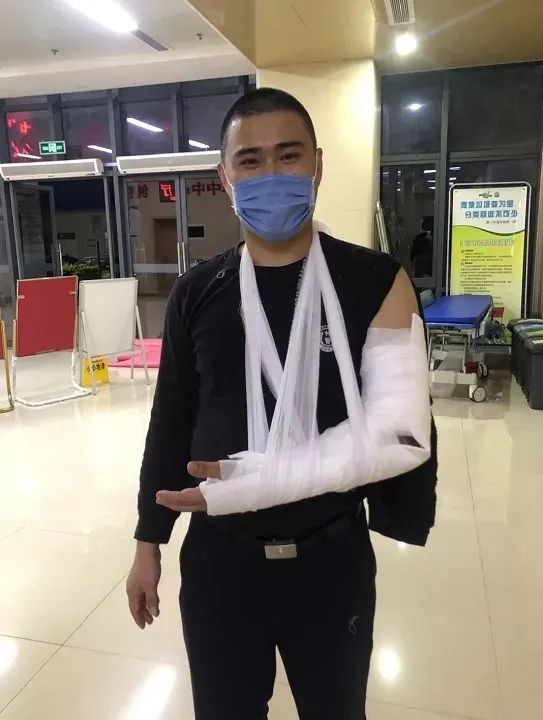 经医院检查,陈小火左手桡骨小头骨折.