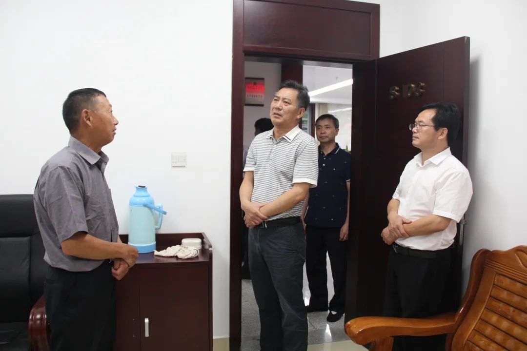 县人大常委会副主任黄毛怀到县法院调研诉讼服务体系建设