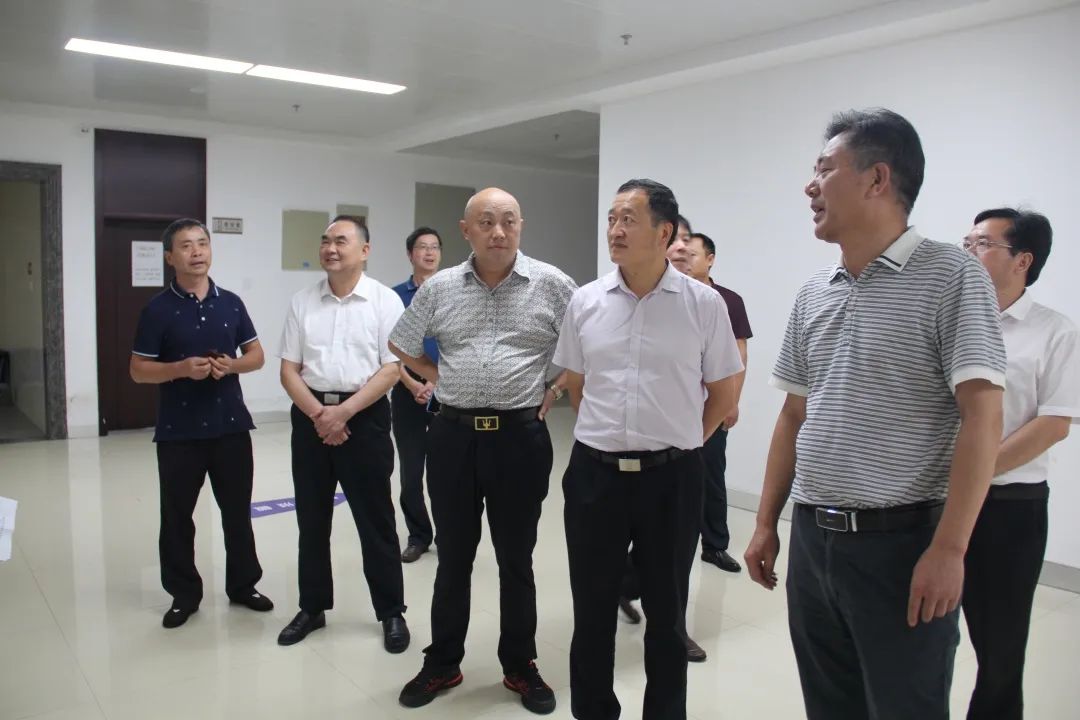 县人大常委会副主任黄毛怀到县法院调研诉讼服务体系建设