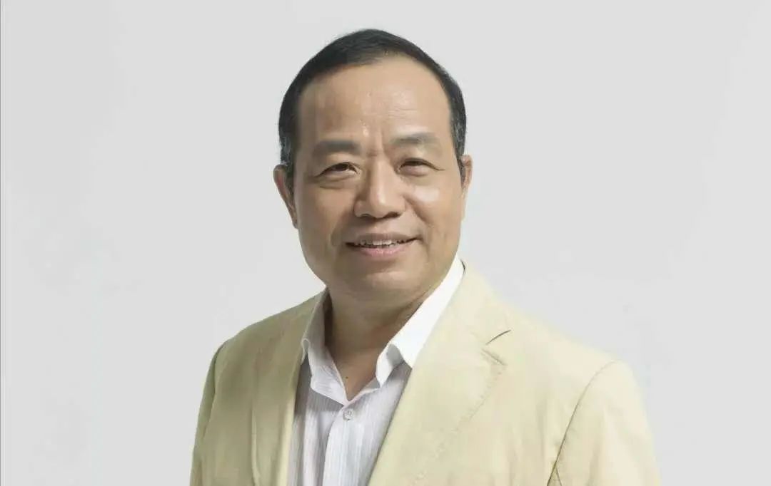 中国输血协会理事长朱永明昨在沪捐献血小板