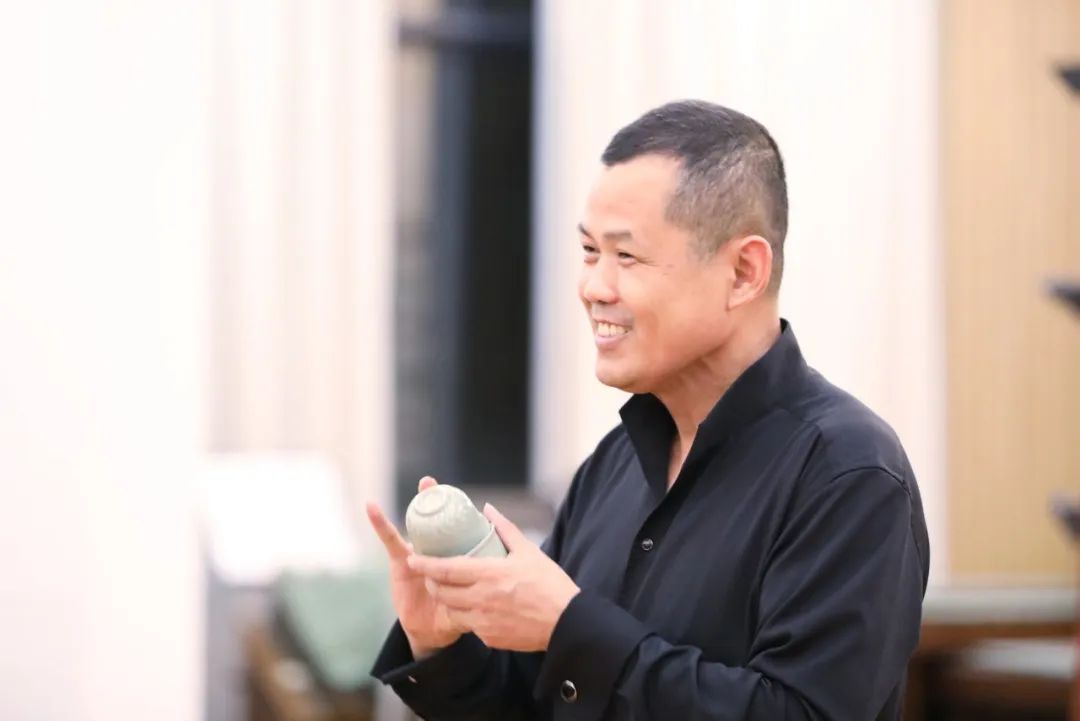 而瓯乐传承人丁钊年老师的两个问题却迅速拉近了我们与青瓷瓯乐的距离