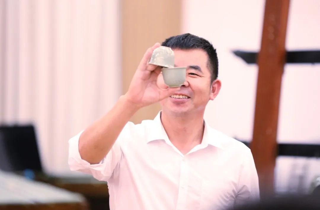 而瓯乐传承人丁钊年老师的两个问题却迅速拉近了我们与青瓷瓯乐的距离