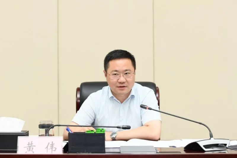 【时政】黄伟听取遵义新舟机场改扩建工作情况汇报