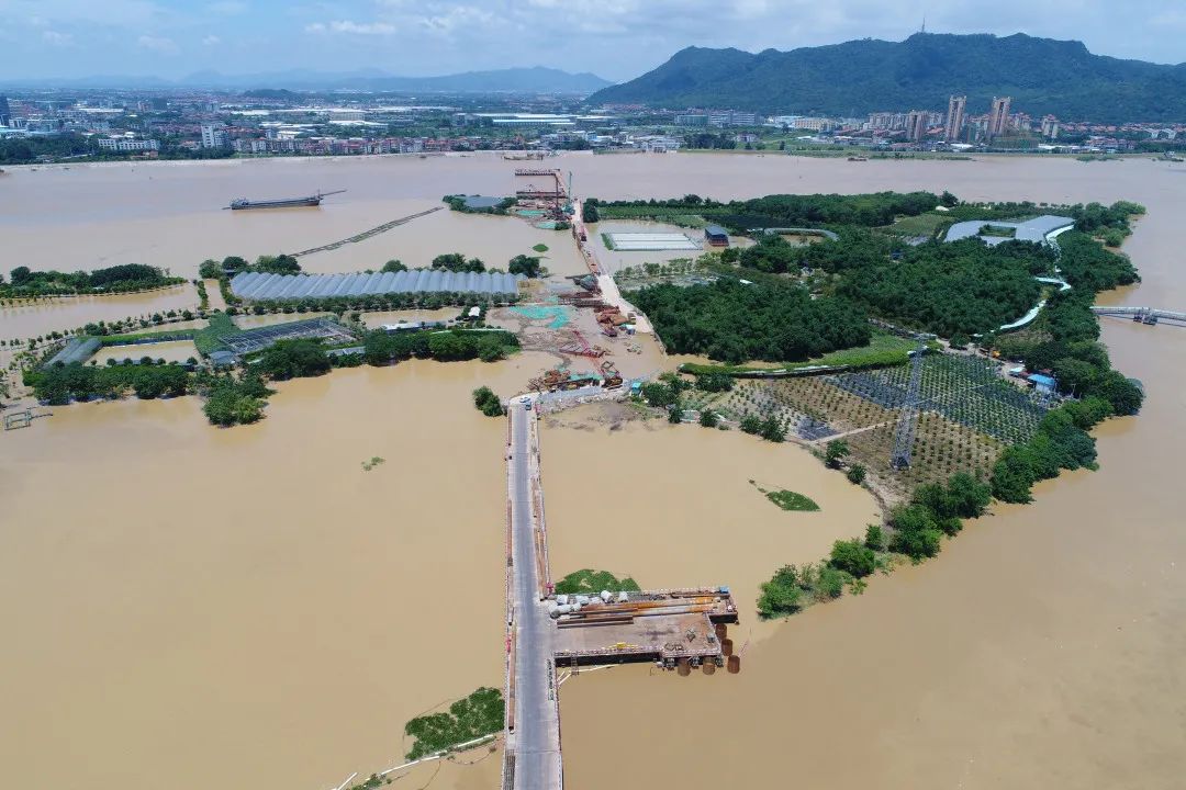 7月2日,暴雨仍然持续,此时在建的龙翔大桥部分承台已被过境的洪水淹没