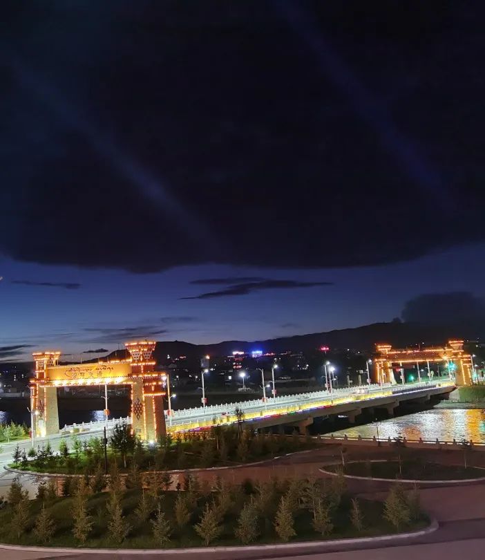 连接老城区与南岸新区的大桥——德阿大桥,是阿坝县城区一道独特的