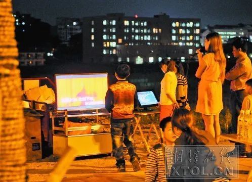 湘潭沿江风光带露天ktv深夜高歌,附近居民苦不堪言!
