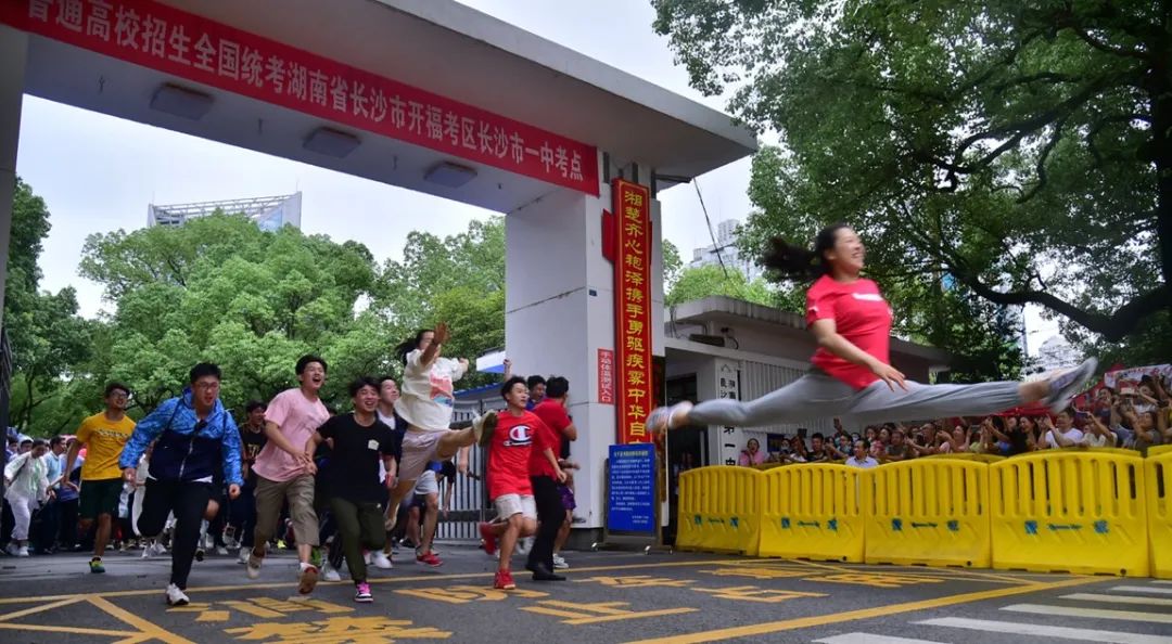 考生看考场注意什么_一考生开心出考场_高考考生考场须知