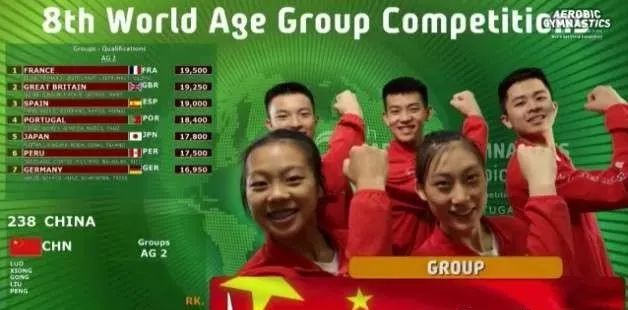 高考考生考场须知_考生看考场注意什么_一考生开心出考场