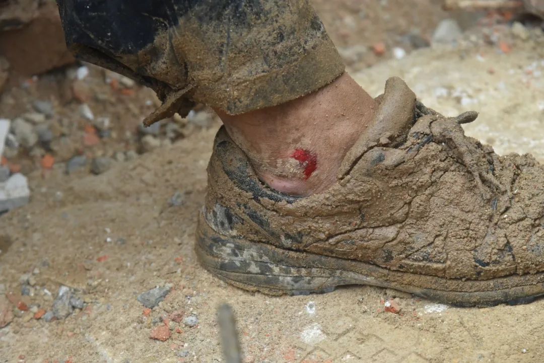 3万方泥土倾泄7栋民房被毁9人失联