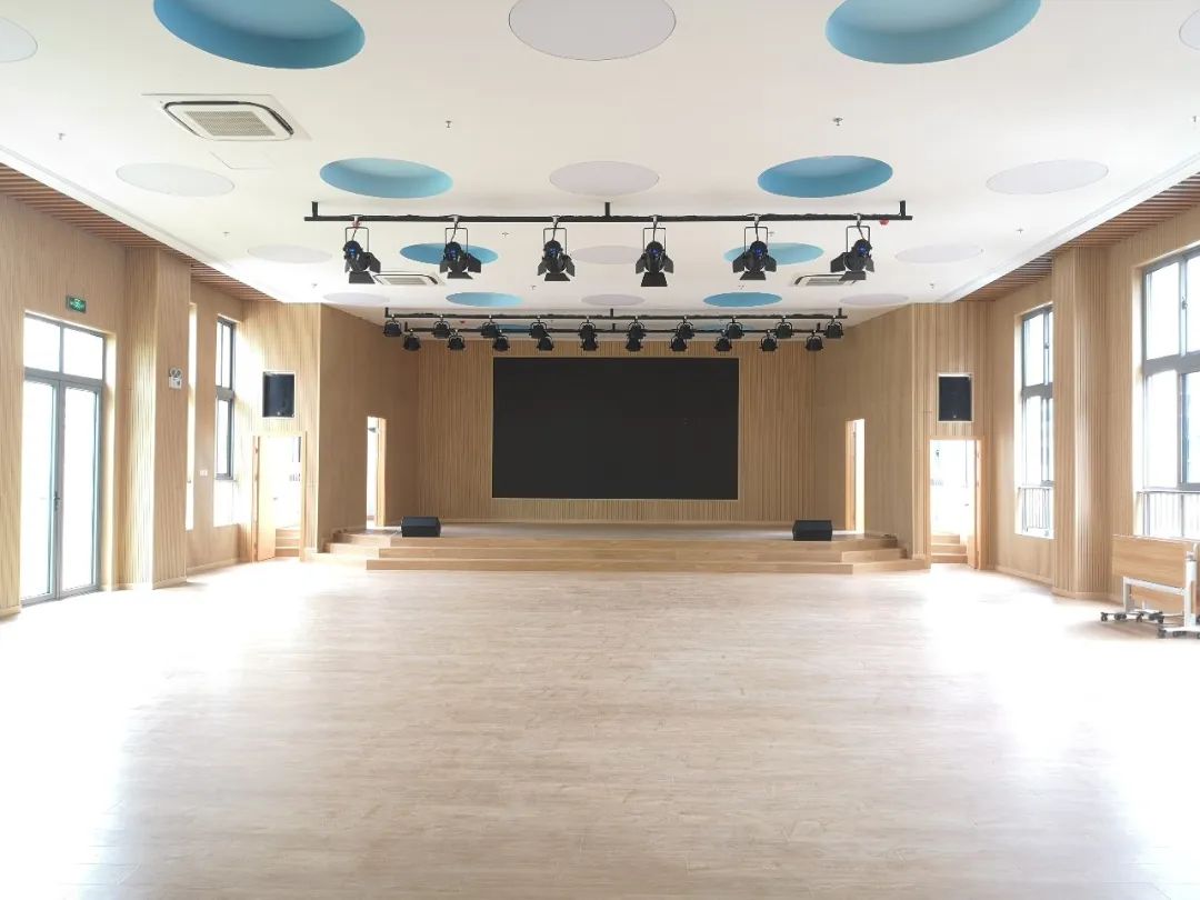 功能厅阶梯式舞台,孩子们展现自我的平台教/室/内/环/境来源:云翔幼儿