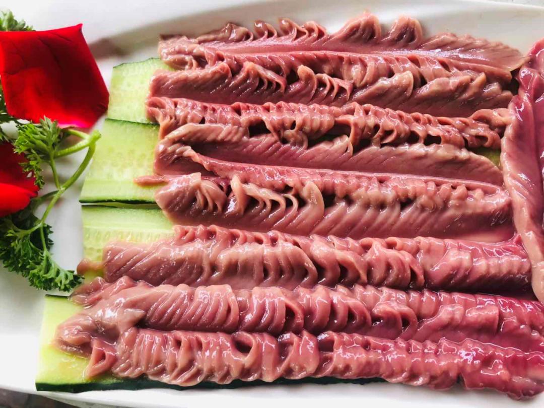 一口吃进嘴里超满足配上干辣椒碟鲜香嫩滑薄如蝉翼的新鲜腰片凤尾腰花