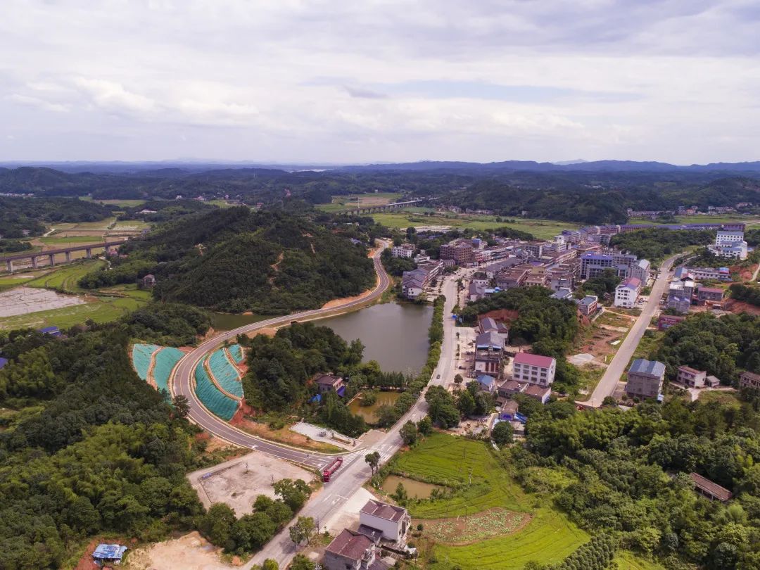 白石镇作为湘潭的重要城镇,旅游资源十分丰富,素有"群众文化艺术之乡"