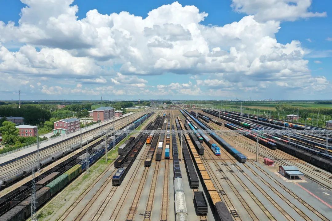 发挥铁路大能力,全天候和调度集中统一指挥的优势,加强货物运输组织