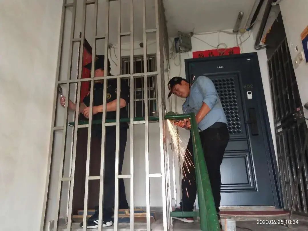 在楼道里私自安装铁门属于哪个部门管-青青岛社区