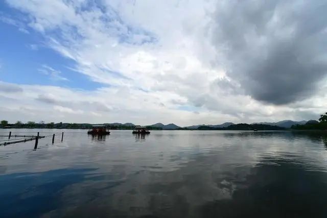 西湖時晴時雨,好似水墨畫.里爾 攝 杭州未來7天天氣預報: ▼