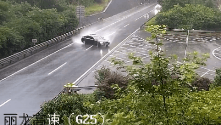 了云和,加上大雨天气,路面湿滑,小车在从朱岭头隧道出来后就开始打滑