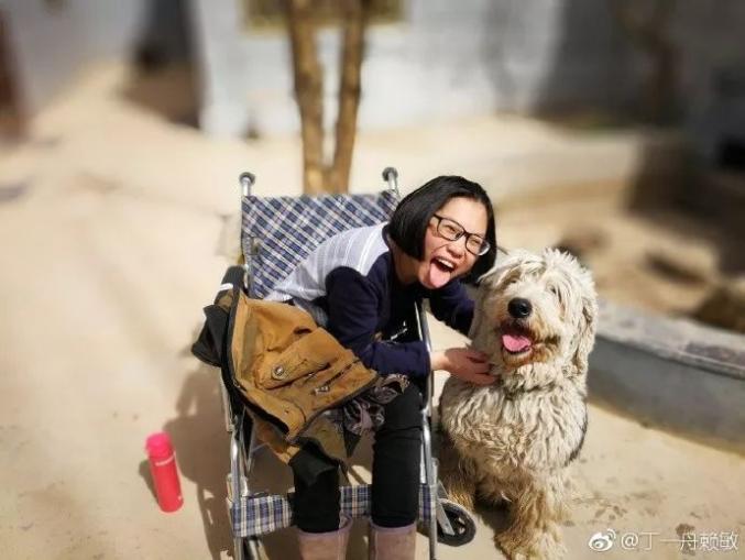 高小微一个男孩一辆单车一个走路摇晃的企鹅女孩