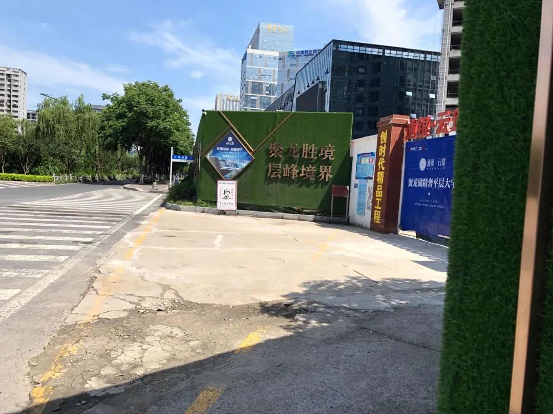 南港路交叉东南角建筑围挡下垃圾整改前整改后▲解放路与南港路交汇口