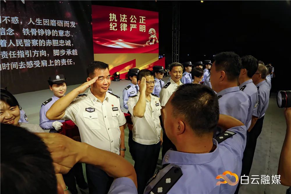 警魂传承时刻！37名退休民【漫威电影宇宙系列顺序】警卸下战衣，121名新警光荣入职