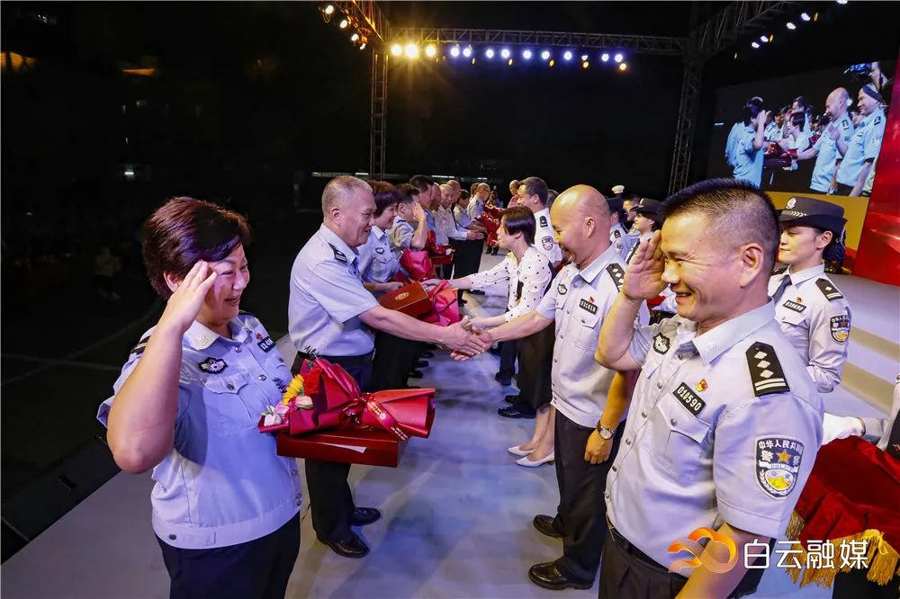 警魂传承时刻！37名退休民【漫威电影宇宙系列顺序】警卸下战衣，121名新警光荣入职