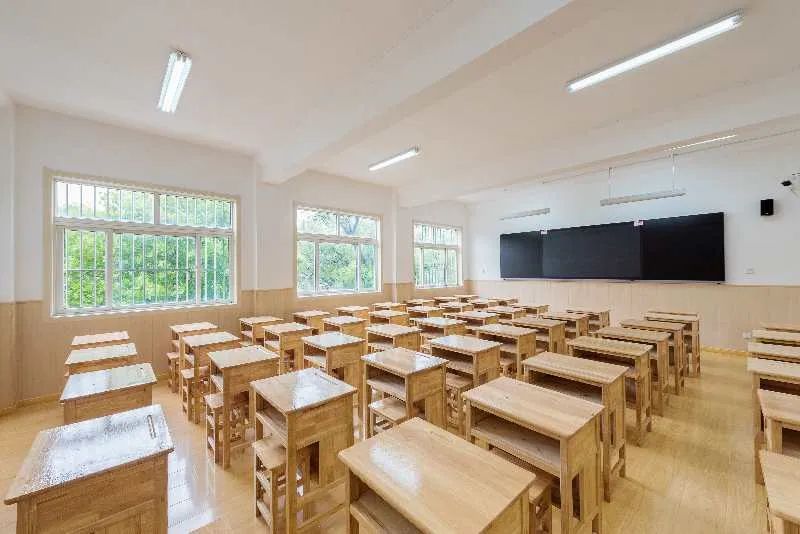 普通教室采用多媒体智能教学一体机,校园配备无线网络,智能监控安保