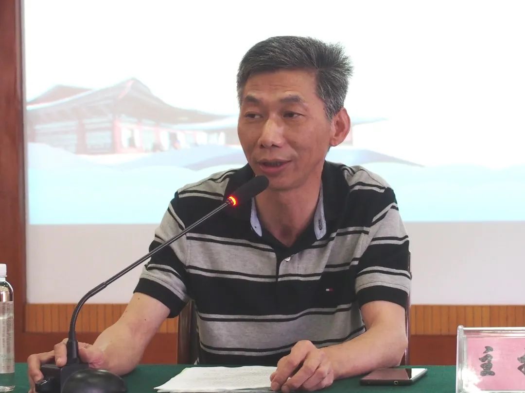 发言班长孙红祥和各小组代表虞焕新,苏娟,何翔,姚姝伊,吴寅华,蔡振贤