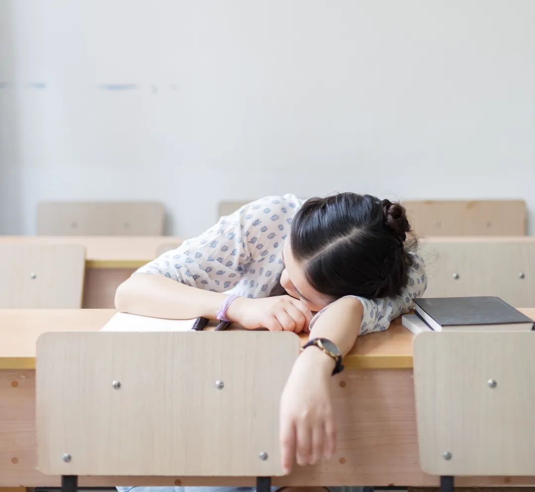 趴着午睡竟然有这么多不良影响还敢趴着午睡么