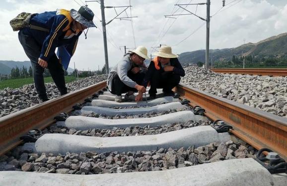 银川工务段验收人员对轨道设备进行验收