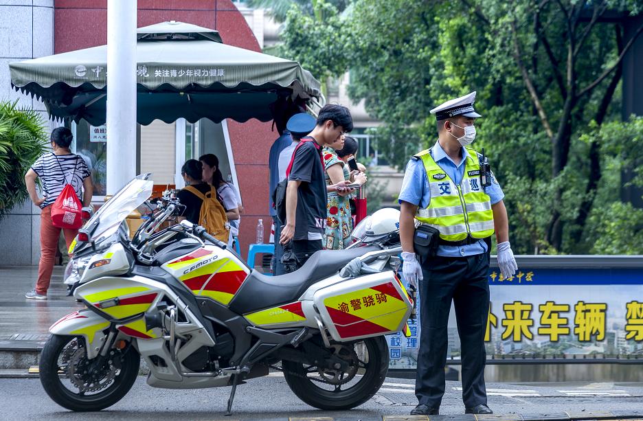护航中考重庆交巡警发布中考期间出行提示