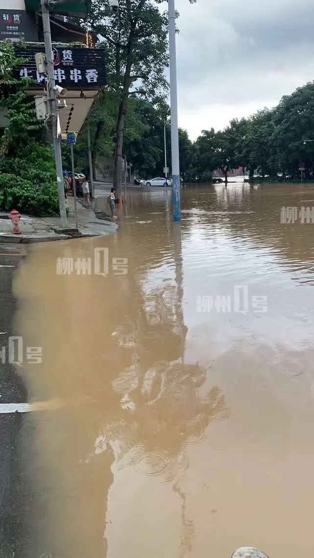 柳州洪水已上河堤,交警出动拖车,今晚还有大暴雨!没移车的话