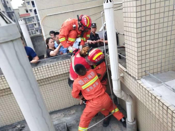 现场视频女子欲跳楼宜宾消防员一个动作救下