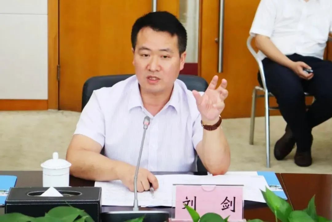 工业处副处长肖辉,市人大常委会副主任周泽祥,副市长贺立权出席会议