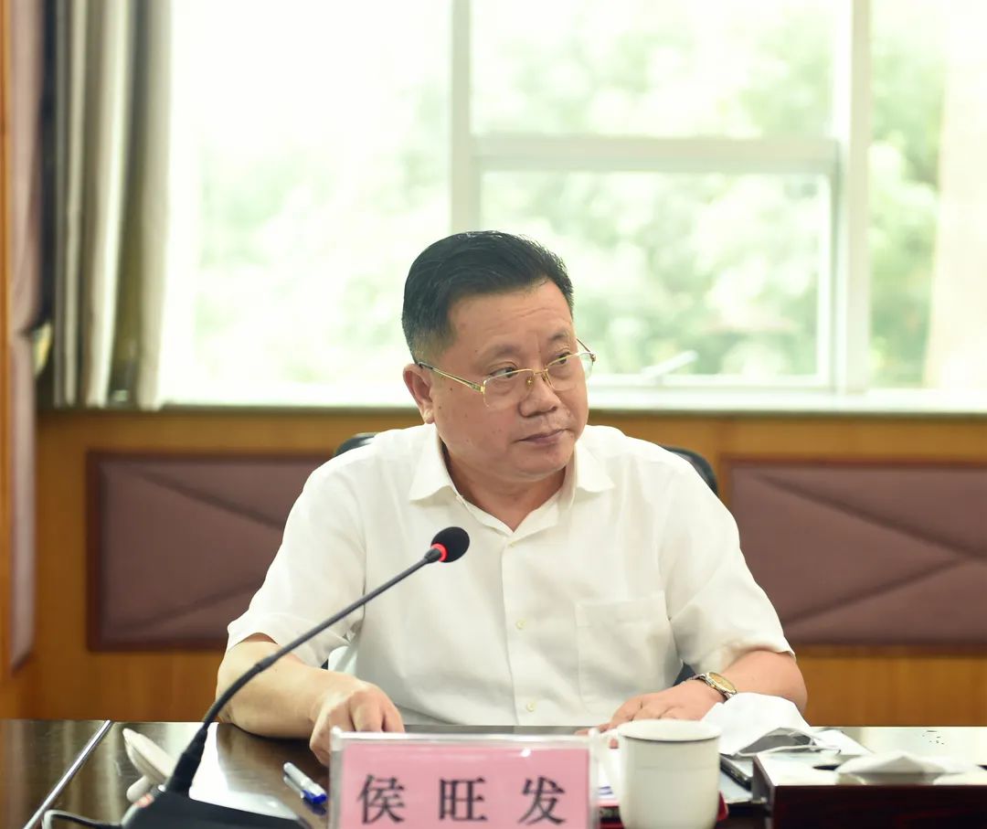 监察组组长李文涛,省法院党组成员,政治部主任侯旺发出席座谈会并讲话