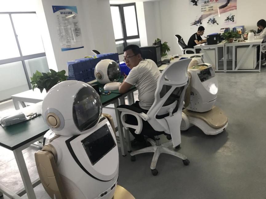 四五楼场地整体分为中试线组合区,机器人测试区,研发中心,人工智能