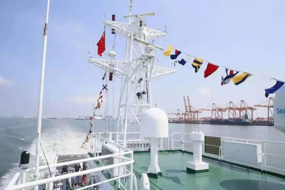 中国籍民用船舶,中国航运企业拥有或经营的非中国籍船舶都要挂满旗