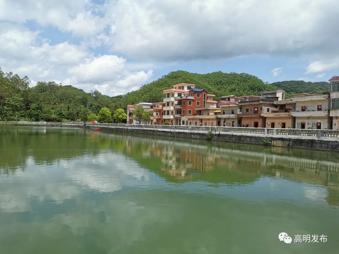 这里,就是更合镇白洞村委会旺田村红房倒映在绿水中,山间秀色一览无遗