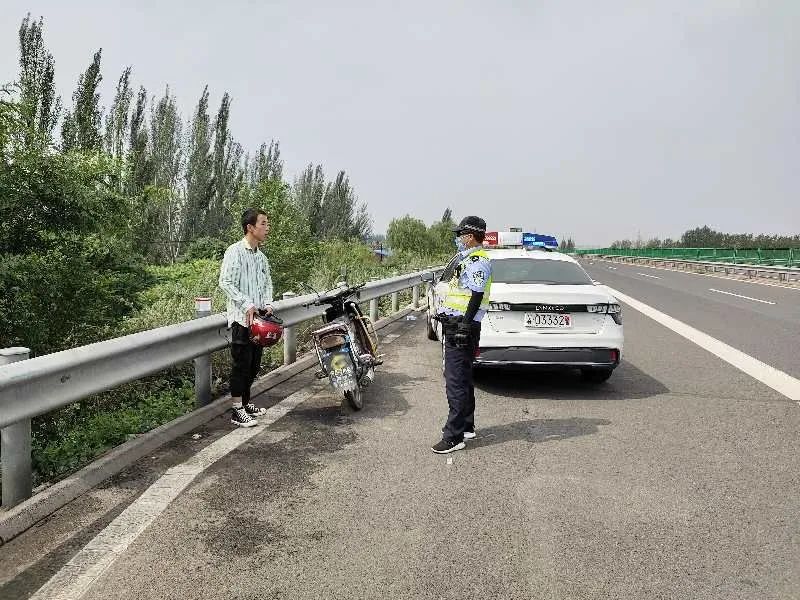 高速警示摩托車高速逆行闖關交警及時打怪消除隱患