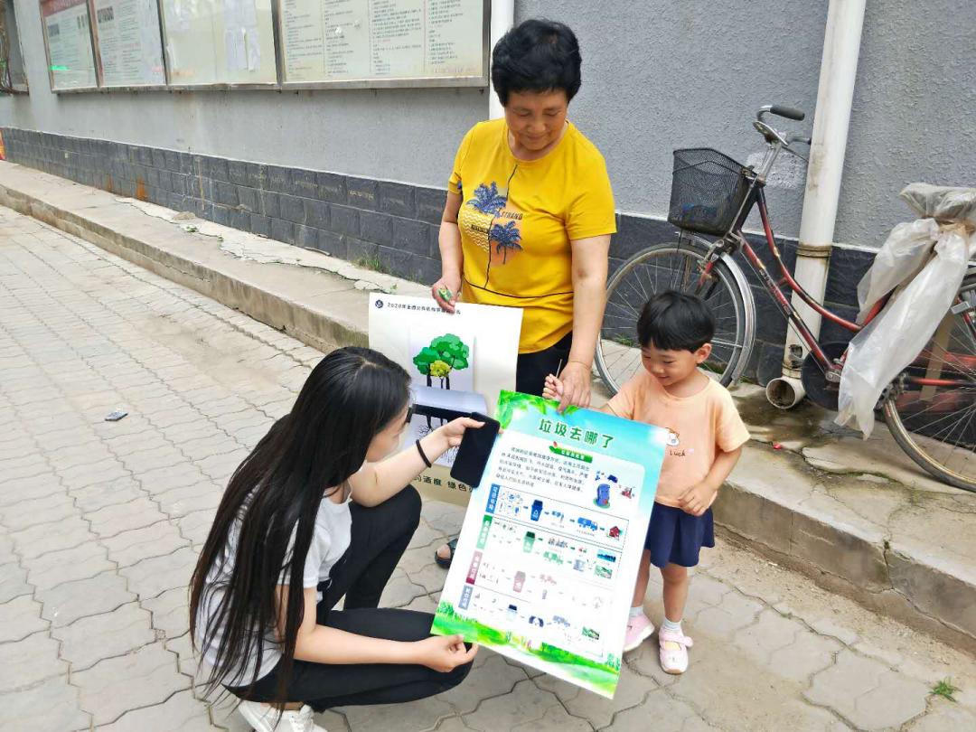 通过图文并茂的形式让居民在进出家门的时候随时都能看到垃圾分类