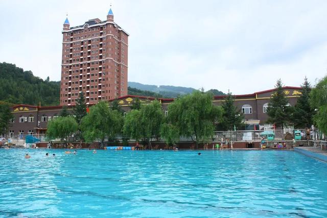 龙润温泉旅游度假区位于临江市花山林场和苇沙河林场施业区,主峰海拔