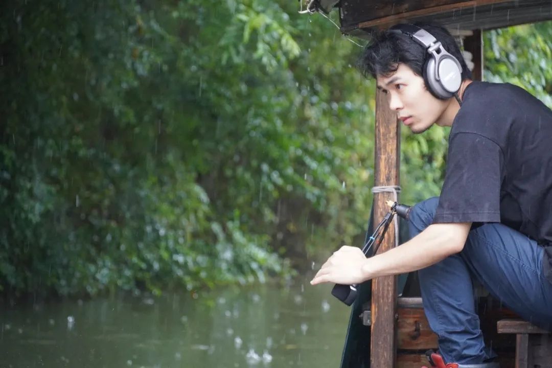 工作之余,每到双休日,他就会扛上收音器材,扎进深山树林,走近湖泊溪流