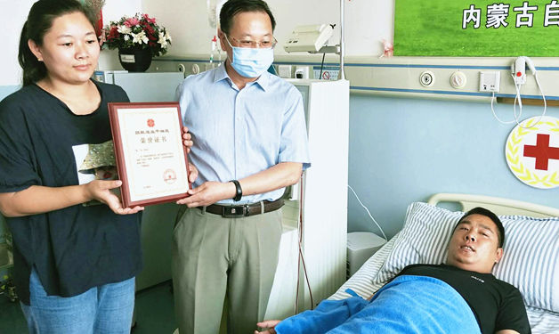 当天早晨7点半,王飞在内蒙古国际蒙医医院血液科开始采集造血干细胞.