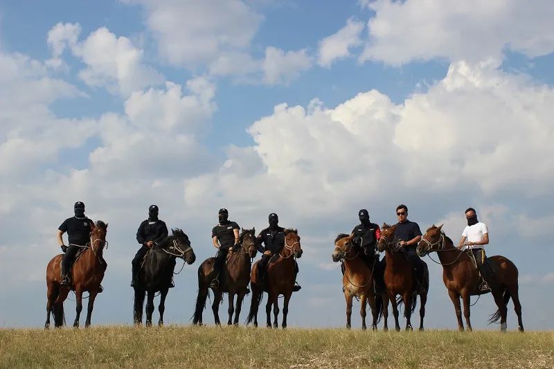 陈巴尔虎旗公安局海东青骑警队开展常态化马背战术训练巡访边境沿线