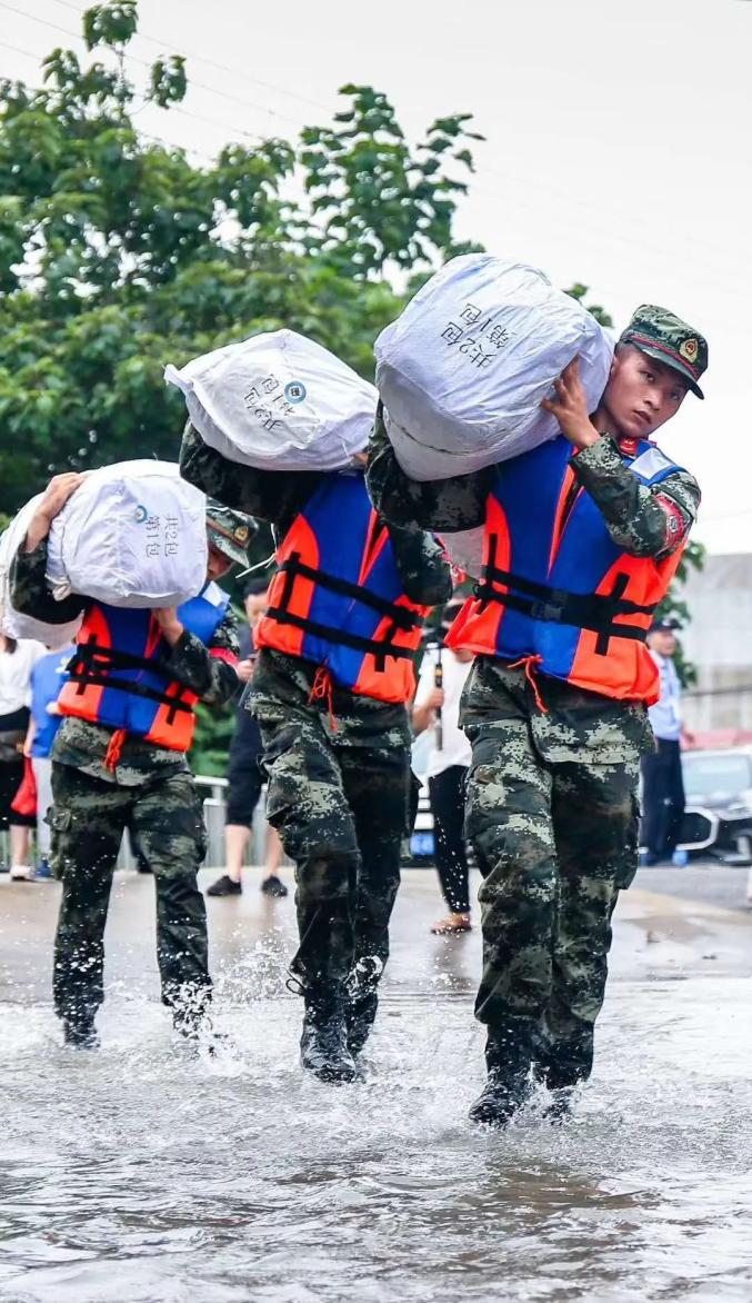 直击抗洪一线武警官兵紧急驰援江心洲