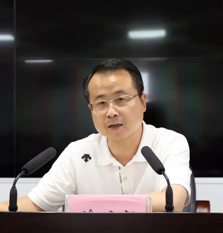 市领导张世敏,刘传钢,张伟,童建新,刘宝庆等出席会议.