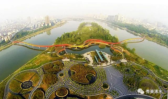 洲公园是建设在两河交汇口,不仅将被河分隔开的两岸重新连通到了一起