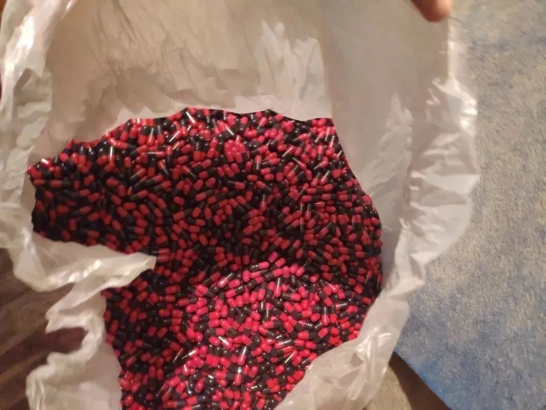 查获的红黑胶囊