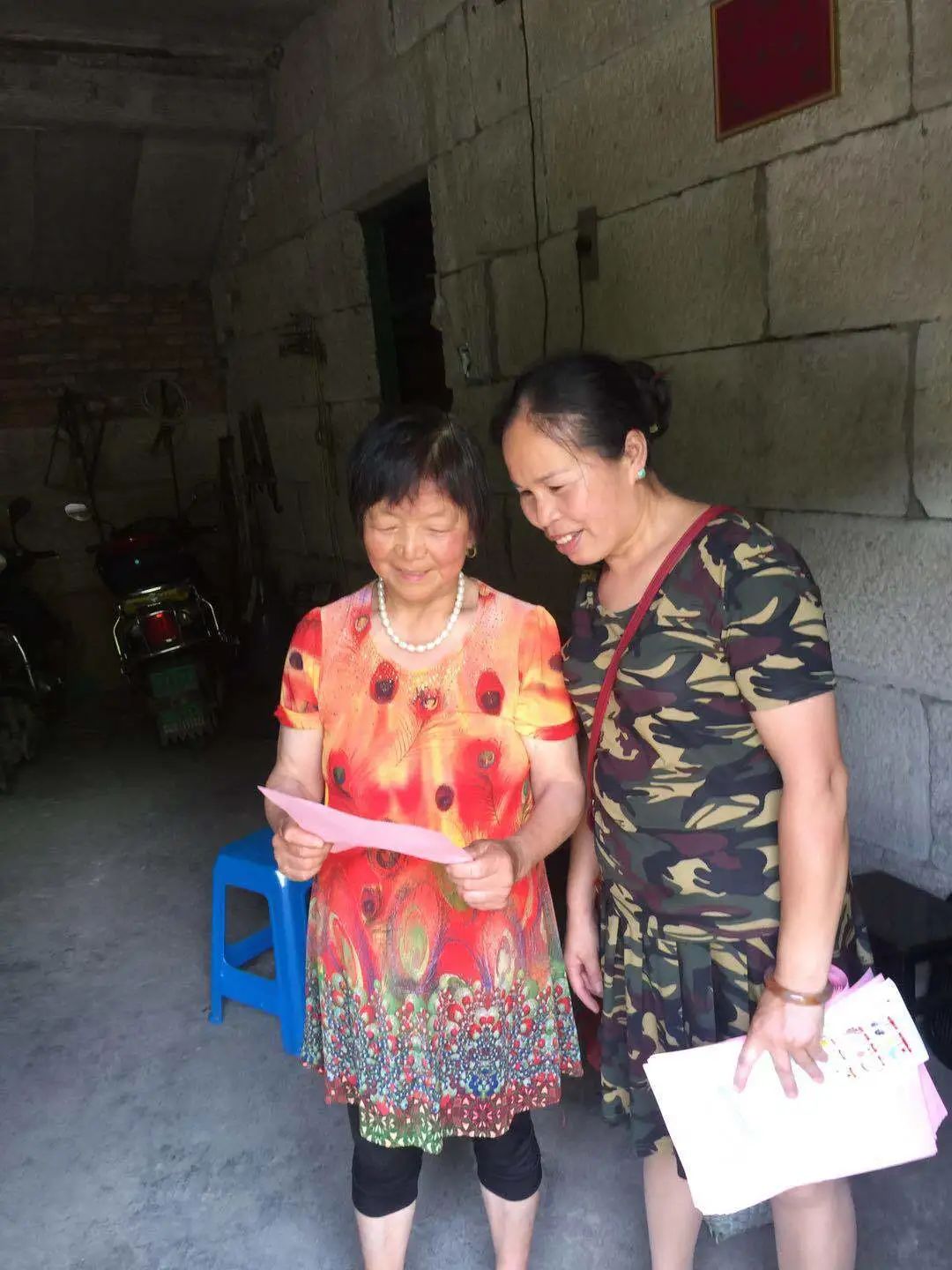 在缙云县新建镇,像周庆丽这样的专职网格员有42名,其中女性35名都是