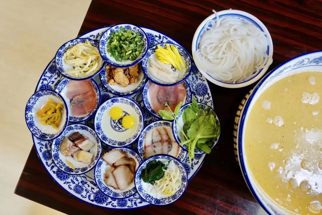 看主播小哥哥深夜十二点在楚雄彝人古镇吃烧烤